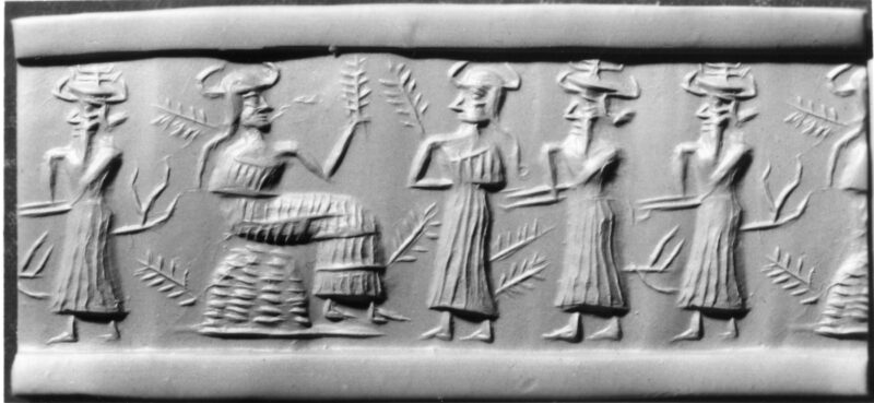 玉座に座して崇拝者に囲まれている、おそらくニンフルサグと思われる植物神（英語版）の姿が描かれている。紀元前2350年から紀元前2150年頃。